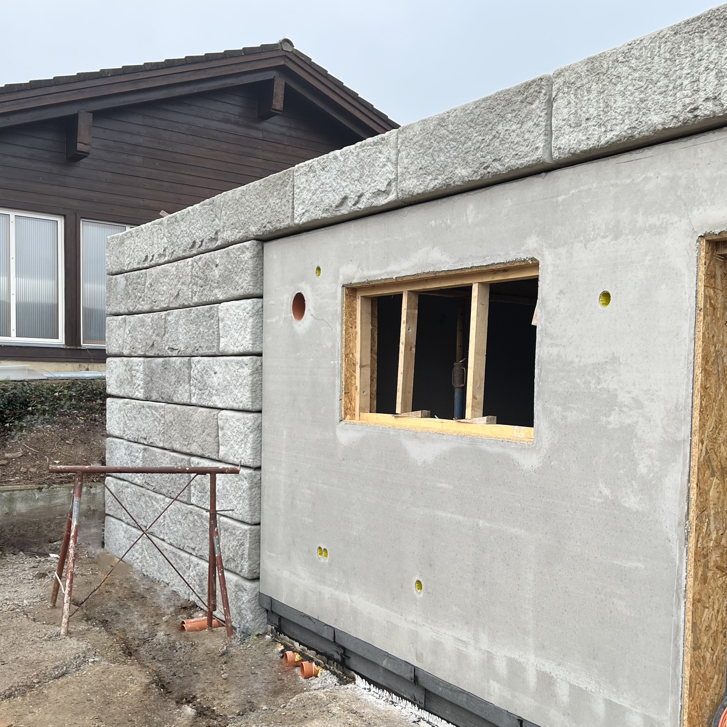 Auf der exakt versetzten Betonmauer wurde der Zaunsockelstein montiert – bereit für den Zaunaufbau