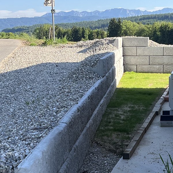 Stützmauer als Gartenmauer und Abgrenzung zum benachbarten Feld