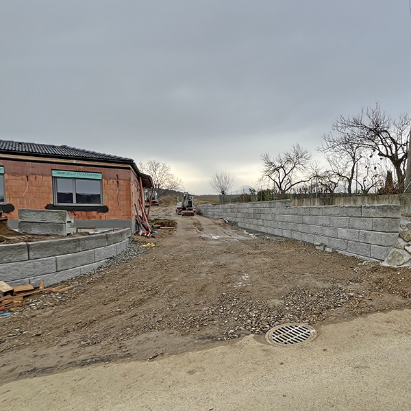 Stützmauer von SW Umwelttechnik zur Schaffung einer ebenen Gartenfläche