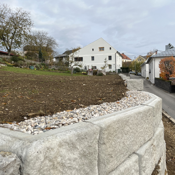 Abgestufte Stützmauer als Straßenabgrenzung mit SW-Stützwandsystem