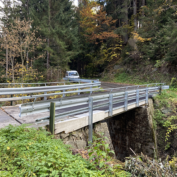 Zischgerbrücke mit T-Querschnitt Brückenträgern von SW Umwelttechnik